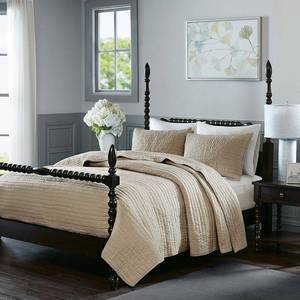 lot 35929 image: Madison Park Signature Serene FullQueen 3 Piece Cotton Quilt Coverlet Set