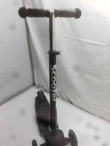 lot 17534 image: Scooter Light Up Tilt Steering Scooter-Black