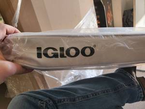 lot 1108 image: Igloo Seat Cushion for Marine Series 94qt