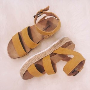 lot 1065 image: Universal Threads Agnus, Cognac Womans Sandals Size 8.5