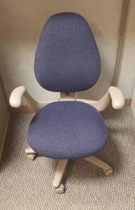 lot 6093 image: Haworth Blue Tweed Fabric Office Chair wArms  Seat Measures 18 in.