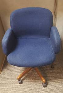 lot 6095 image: Kimball Blue Tweed Barrel Style Office Chair  Seat Measures 20 in.