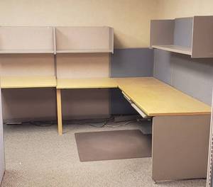 lot 6225 image: Corner Workstation Cubicle w One 5 ft. panel, Three 3 ft. Panels, and One 30 in. psnel plus Shelving Attachments and Floor Mat