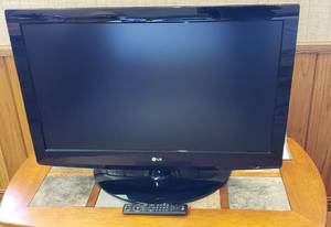 lot 6251 image: LG LCD TV Model 37LG30  37 in. Flat Screen wRemote and Cables  Works