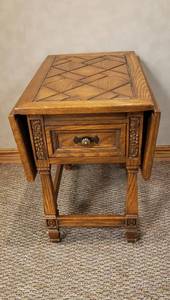 lot 6256 image: Romweber Viking Oak Furniture  Twin Drop Side Accent Table wDrawer  Carved Oak Trim  16 in. x 20 in. x 22 in. (32 in. x 20 in. Up)