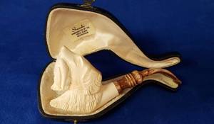 lot 6286 image: Meerschaum Deluxe Hand Carved Pipe  Hunting Dog with Case  6 12 in. long  Used