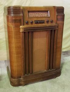 lot 1003 image: Vintage 1947 Firestone Air Chief Radio 4-A30  Power on  Works however, tuning dial needs re-attached to tuning cord