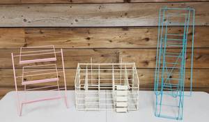 lot 1019 image: 3 Wire Metal Display Racks  Various Sizes