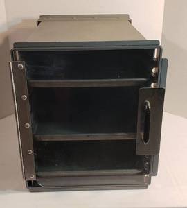 lot 1020 image: Small Cres Cor Commercial Type Half Pan Proofing Cabinet w3 Half Pans  14.5 x 19 x 16.5 in.