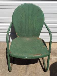 lot 1021 image: Vintage Green Metal Patio Chair  Seat 19 in.  Some Rust on Legs