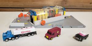 lot 1051 image: LGTI MICRO MACHINES Car Wash and 3 Vehicles
