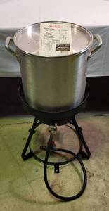 lot 1084 image: Sunbeam Model C100 Propane Outdoor Cooker  seems unused