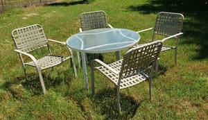 lot 1094 image: Patio Table & 4 Chair Set  Table Top 41 in. diameter and Chair Seat 17 in.