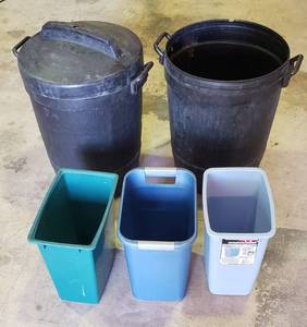 lot 1113 image: 2 Black Gott 30 gal. Trash Cans (only one lid) and 3 Household wastebaskets