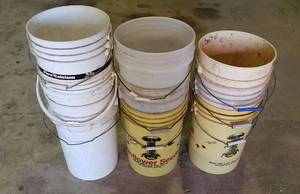 lot 1114 image: 9 Tall Side 7 gal. Buckets