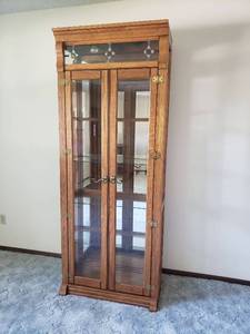 lot 100 image: Curio with Beveled Glass Front Doors and Glass Shelves