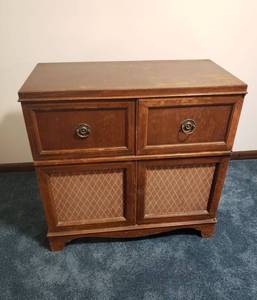 lot 107 image: Crosley Radio and Record Player in Cabinet  Could not get any sound