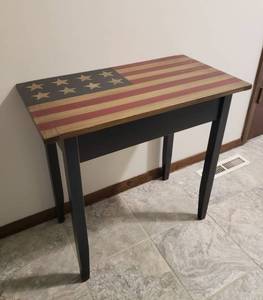 lot 119 image: Americana Flag Top Accent Table  28 in . x 15 in. x 26 12 in.