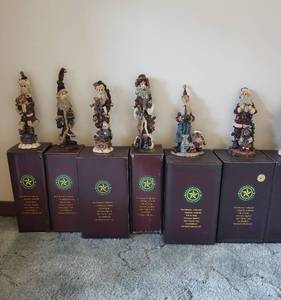 lot 125 image: (6) Boyds Bears