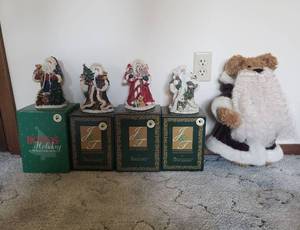 lot 127 image: (6) Boyds Bears