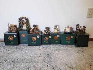 lot 133 image: (7) Boyds Bears