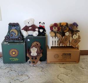 lot 136 image: (8) Boyds Bears