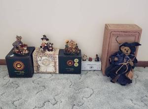 lot 138 image: (5) Boyds Bears  Halloween