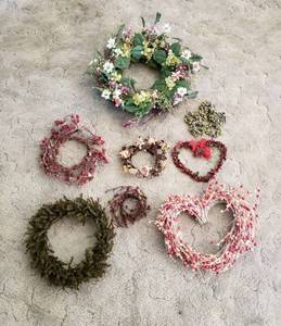 lot 146 image: Wreaths
