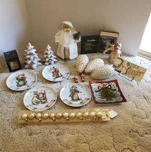 lot 156 image: Christmas Decor
