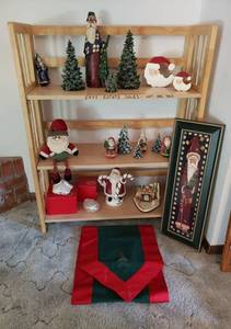 lot 160 image: Old World Santas Christmas Decor