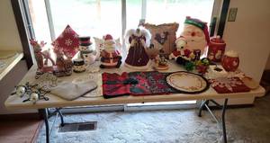 lot 163 image: Christmas Decor