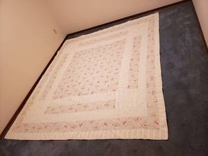 lot 178 image: Simply Shabby Chic 104 in. x 92 in. Quilt