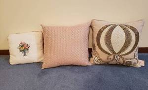 lot 182 image: Decorative Pillows