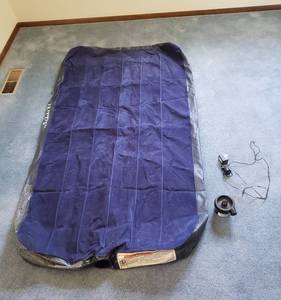 lot 206 image: Twin Intex Air Mattress with Air Pump