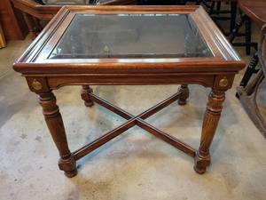 lot 212 image: End Table
