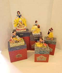 lot 233 image: SnowWhite Walt Disney Showcase Collection