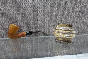 lot 3001 image: Vintage Table Lighter and Pipe - WILL SHIP