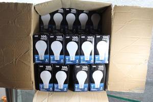 lot 3137 image: Lot of 24 100-Watt Frost 4-Pack Light Bulbs, 1180 Lumens, Average Life of 2000 Hours (96 Lightbulbs Total) - WILL SHIP