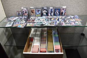 lot 3186 image: Lot of Approximately 4,500 Baseball Cards - Includes Many Stars, Hall of Famers, & Rookie Cards -Mostly Commons -See Photos - WILL SHIP