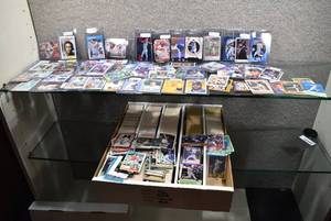 lot 3187 image: Lot of Approximately 4,500 Baseball Cards - Includes Many Stars, Hall of Famers, & Rookie Cards -Mostly Commons -See Photos - WILL SHIP