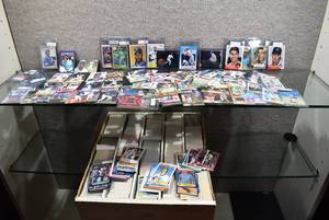 lot 3188 image: Lot of Approximately 4,500 Baseball Cards - Includes Many Stars, Hall of Famers, & Rookie Cards -Mostly Commons -See Photos - WILL SHIP