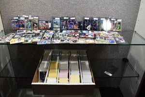 lot 3190 image: Lot of Approximately 4,500 Baseball Cards - Includes Many Stars, Hall of Famers, & Rookie Cards -Mostly Commons -See Photos - WILL SHIP