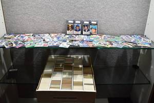 lot 3196 image: Lot of Approximately 4,500 Baseball Cards - Includes Many Stars, Hall of Famers, & Rookie Cards -Mostly Commons -See Photos - WILL SHIP