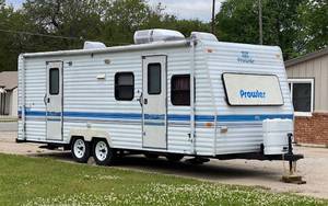 lot 1001 image: 1996 24 Prow-Fleetwood Bumper Pull Camper in Great Condition RARE SP Order with 2 Doors