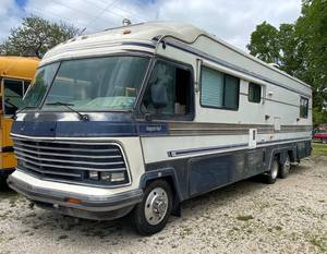 lot 1002 image: 1989 Imperial Holiday Motor Home with Title - Watch VIDEO
