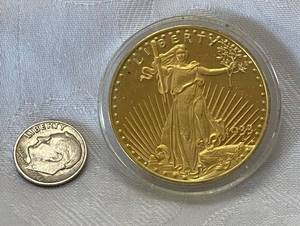 lot 2003 image: Gold Tone Coin Copy Walking Liberty $20 in case 1933
