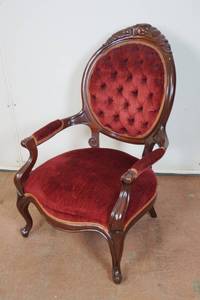 lot 5101 image: Gorgeous Queens Tufted Button Chair - Wood Frame and Nice Velvet