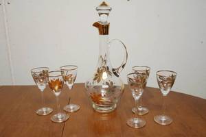 lot 5108 image: Vintage Glass and Gold Cocktail Set - Glass Pitcher and Six Fluted Glasses - Serving Set