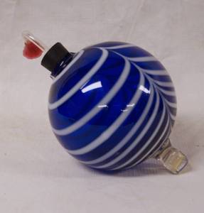 lot 6502 image: Beautiful Blue Blown Glass Bird Feeder