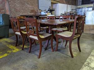 lot 4198 image: Antique 1950s Duncan Phyfe Table With Leaves And Six Chairs